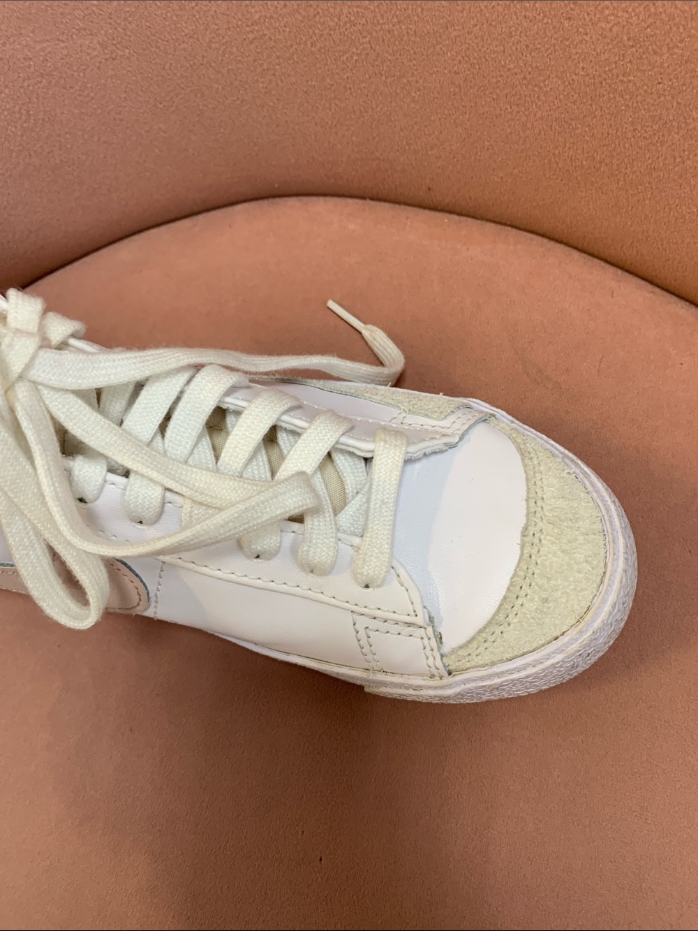 Nike blazer mid 77 White High-Top Sneaker with pink Swoosh - Picture 5 of 6
